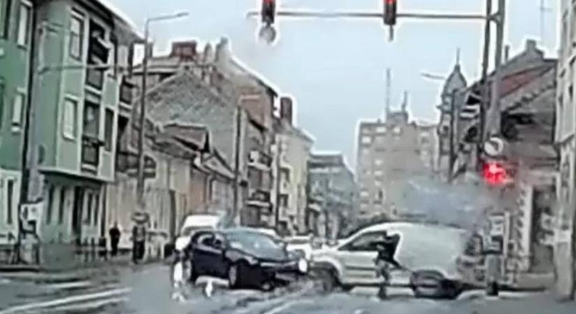 Két autó rohant egymásba, az utolsó pillanatban tudott félreugrani a gyalogos: videón a Szombathelyen történt baleset