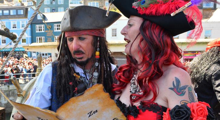 Parádés fotókon, ahogy egy férfi Jack Sparrow-nak öltözve veszi feleségül élete szerelmét