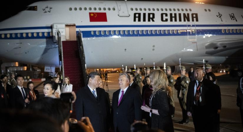 Megérkezett a kínai államfő, Orbán Viktor fogadta a repülőtéren