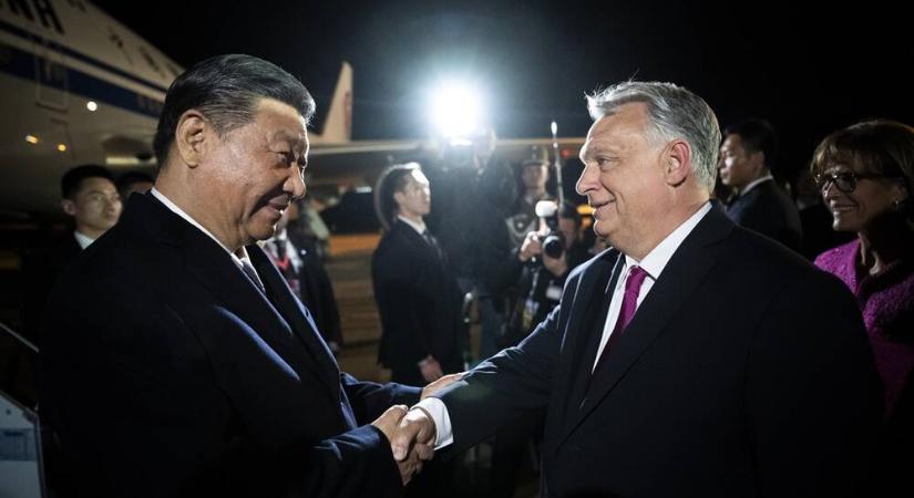 Lévai-Orbán-Szijjártó-néptáncos kombó várta a repülőtéren a kínai delegációt