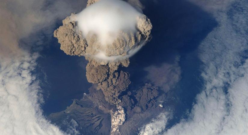 Űrfotón a természet végtelen ereje, a vulkánkitörés, ami a Földre is árnyékot vetett
