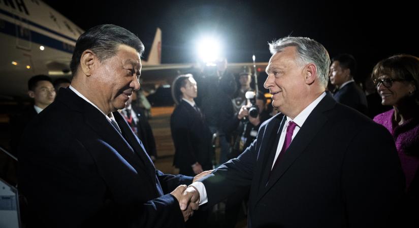 Megérkezett Magyarországra a kínai elnök, Orbán Viktor fogadta