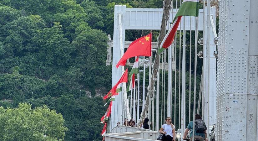 Zászlócsata kísérte Budapesten a kínai elnök érkezését