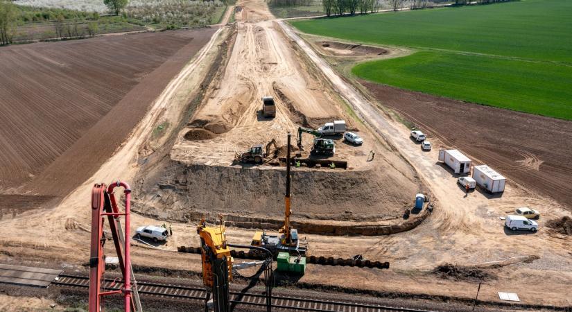 Felpörögtek a hídépítési munkák a keleti határnál épülő gyorsforgalmi úton