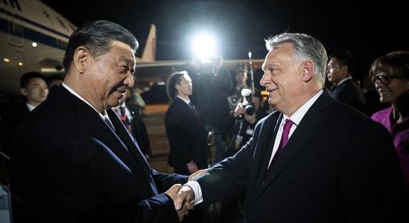 Népviselet, kenyér, só – így fogadták Orbánék a kínai elnököt