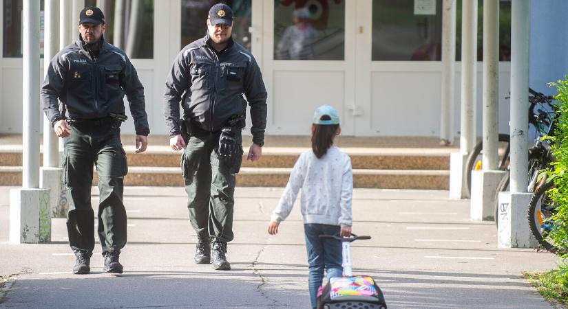 Rendőrök felügyelik az iskolások biztonságát (FOTÓK)