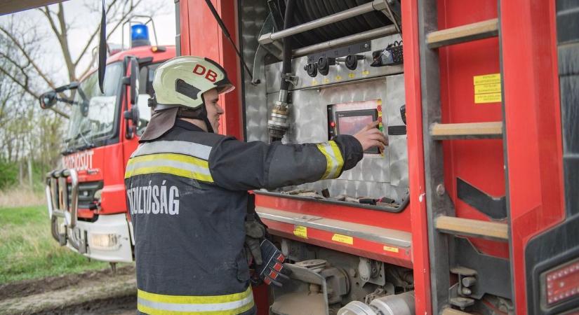 Elektromos háztűzhöz és sínre esett fához is siettek a tűzoltók szerdán Debrecenben