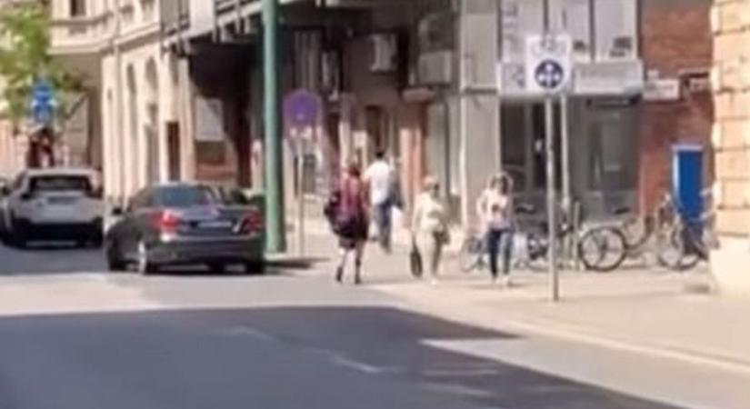 "Mindenki őt nézte" - Németül ordibáló nő terrorizálja a szegedieket