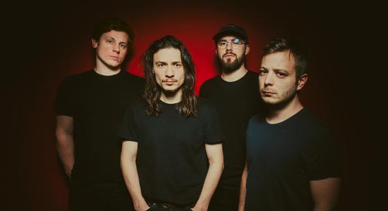 A Nap felé fordult a Platon Karataev - itt a zenekar új nagylemezét felvezető első dal, és annak különleges videója