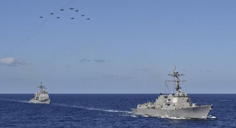 Amerikai hadihajó kelt át a Tajvani-szoroson