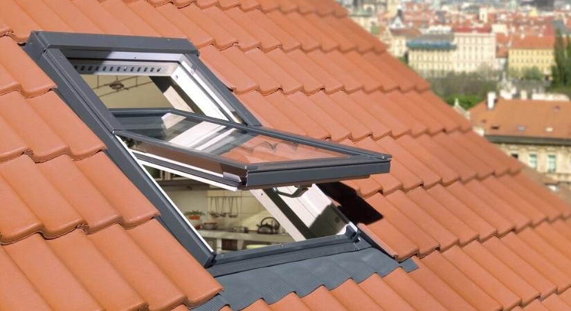 Leszakadt egy tetőtéri ablak a Magyar utcában