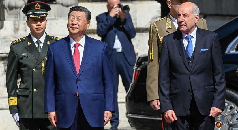 Hszi Csin-ping kínai elnököt fogadta Sulyok Tamás a várban – videó