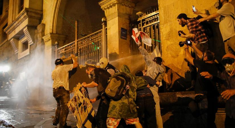 Georgiai állambiztonsági szolgálat: A „külföldiügynök-törvény” ellen tüntetők célja az erőszakos hatalomátvétel