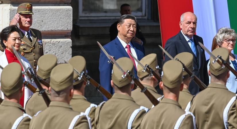Katonai parádéval fogadták a kínai államfőt a budai Várban