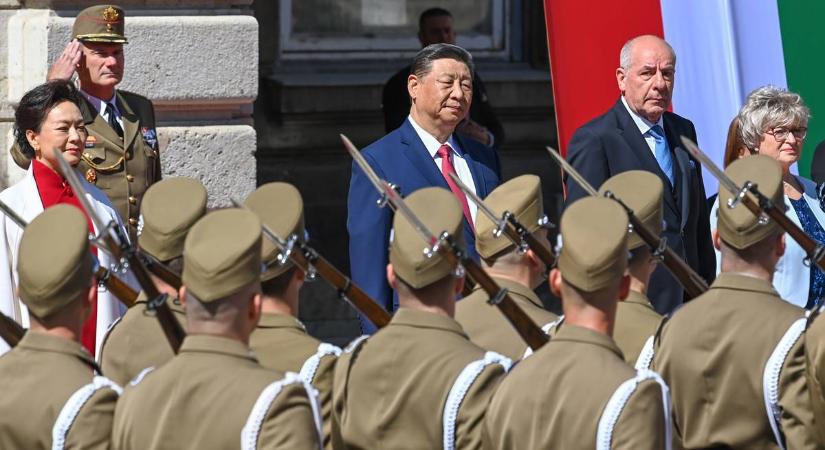 Katonai ceremóniával fogadták a kínai államfőt Magyarországon
