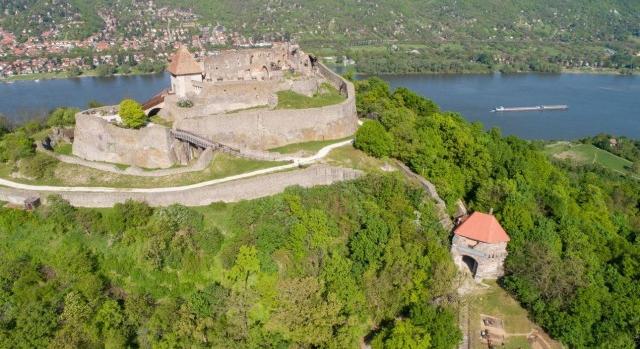 Teniszpálya alatt találták meg az 500 éve eltűnt templomot Visegrádon