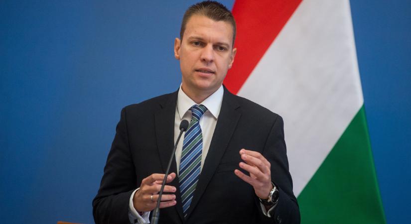 A Fidesz szerint Magyar Péternek csak baloldala van, nincs is más oldala és még háborúpárti is