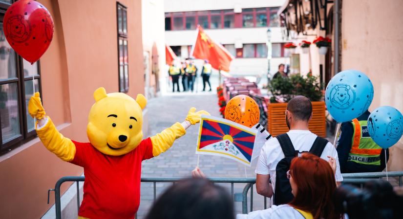 Micimackó jelmezben, tibeti és tajvani zászlókat lengetve tüntetett Hszi és Orbán találkozója ellen a Momentum