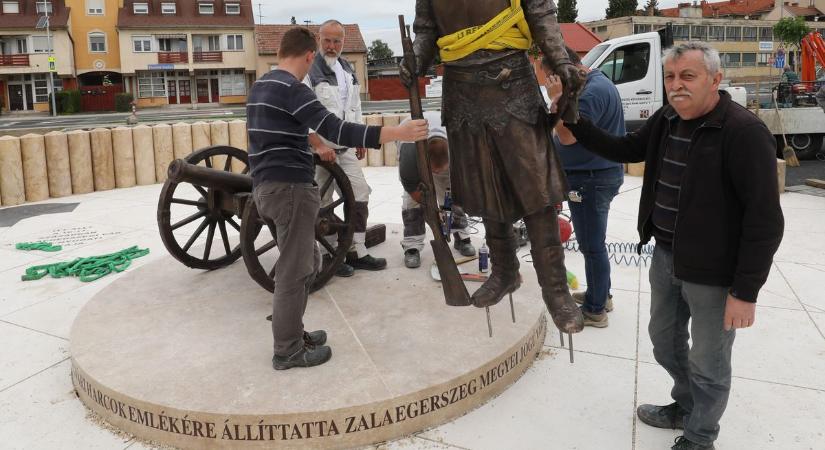Új szoborcsoportot helyeztek el Zalaegerszegen, a megújuló Mérleg téren