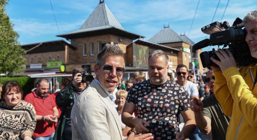 „Még nem késő kiszállni és otthagyni a maffiát” – Magyar Péter kommentben üzent Gulyás Gergelynek
