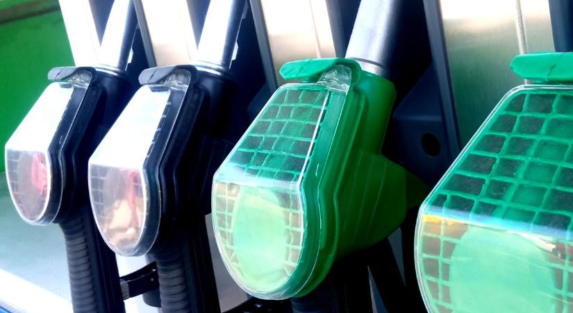 Örömhír az autósoknak: nagyot esik az üzemanyag ára pénteken