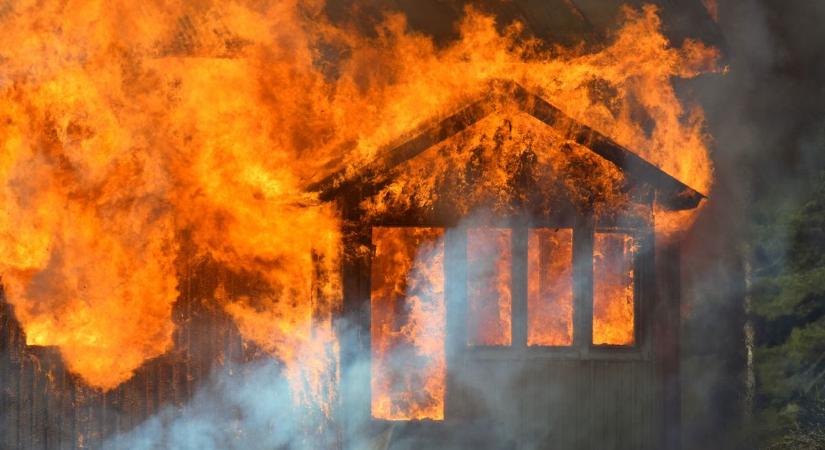 Beomlott a tető is: tűz ütött ki egy romos épületben Szolnokon