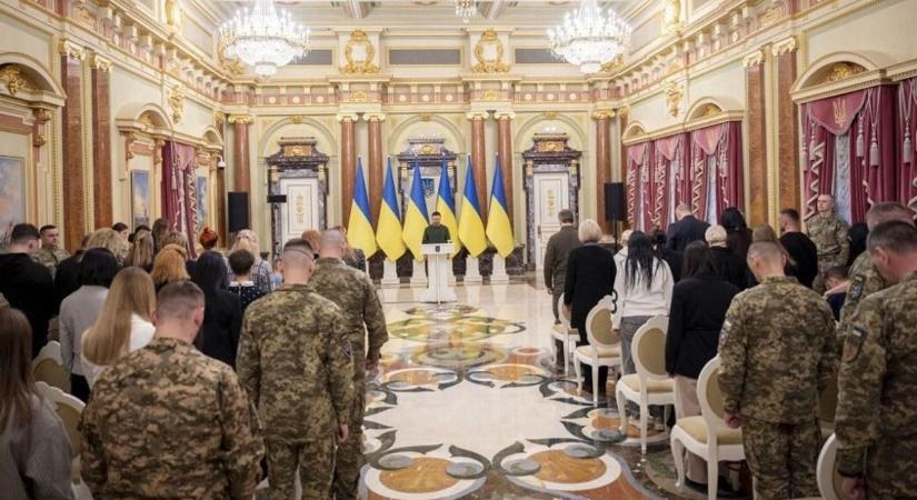 Zelenszkij teljesen átalakítja az ukrán hadsereg vezetését, elbocsátotta a Vastábornokot is