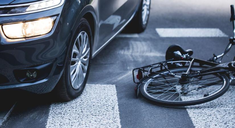 Felmentették a járdán biciklizőt halálba taszító asszonyt – VIDEÓ