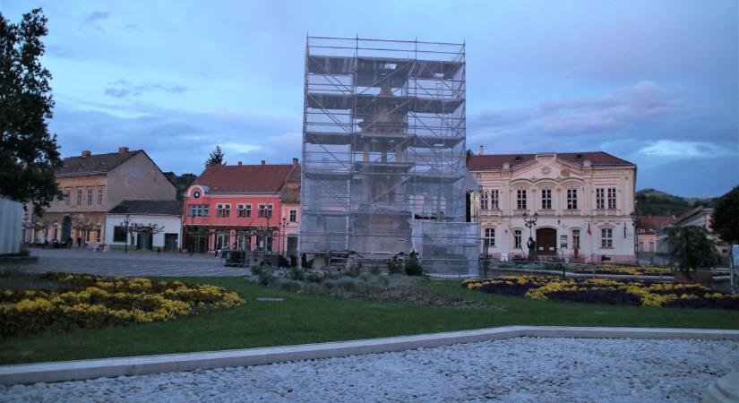Újabb felújítás: városháza után a főtéri szoboregyüttes is megújul Esztergomban