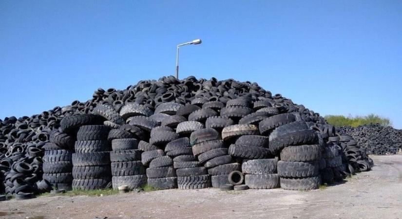 Újabb 1500 tonna gumihulladékot szállíttat el a kormányhivatal a volt laktanya területéről