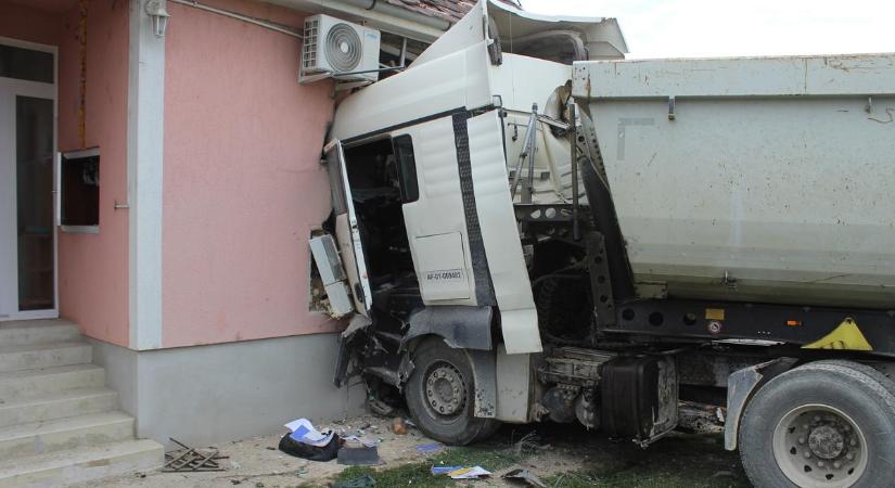 Döbbenetes látvány Enyingen: lesodródott az útról és egy családi házba csapódott egy teherautó: fotók