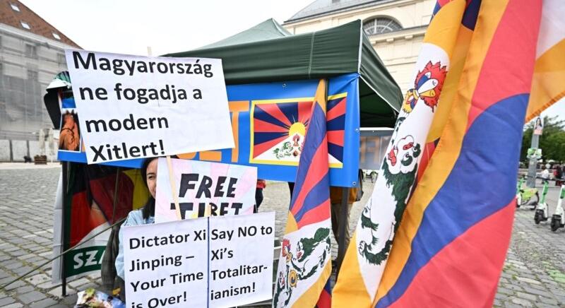 Rendőrök és kínaiak is közbeléptek, amikor civilek tibeti zászlókkal próbáltak tiltakozni