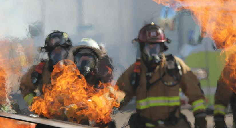 300 négyzetméteren lángol egy ház Szolnokon: összeégett holttestet emeltek ki