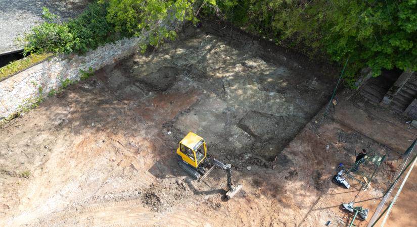 Teniszpálya alatt találták meg a ferencesek 500 éve eltűnt templomát Visegrádon