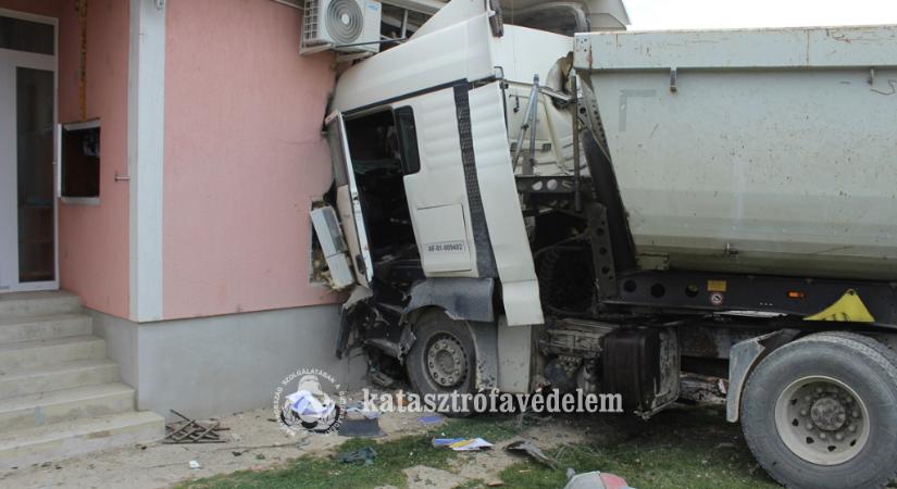 Családi házba csapódott egy kamion Enyingen, az épület lakhatatlanná vált – fotók