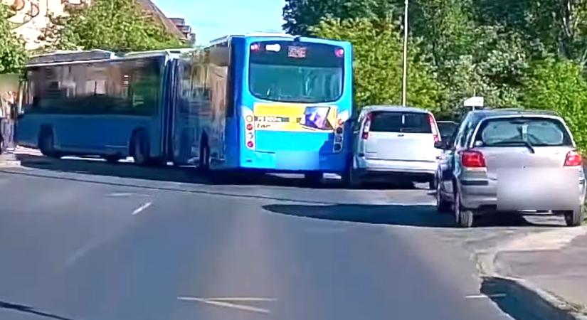 Minden autótulajdonos rémálma elevenedett meg Soroksáron: ezt művelte a busz egy parkoló kocsival - videó