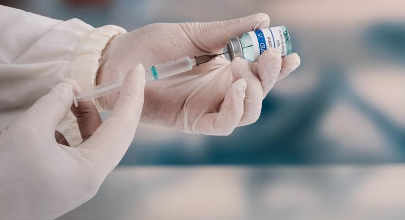 Retteghet, aki ezt az oltást kapta koronavírus ellen: halálos mellékhatás miatt vonják be a vakcinát
