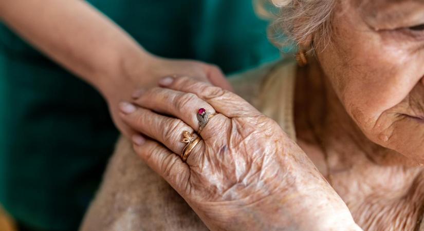Felkavaró átélni a hozzátartozóknak, de ez történik a demens emberekkel nem sokkal a haláluk előtt