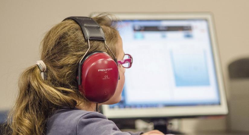 Úttörő génterápiával állították helyre egy brit gyermek hallását