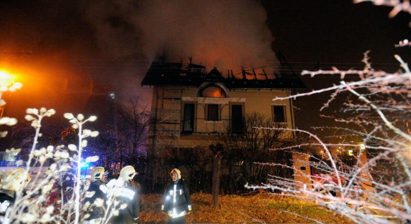 Kigyulladt egy ház Szolnokon, a tűzoltók már csak egy összeégett holttestet találtak