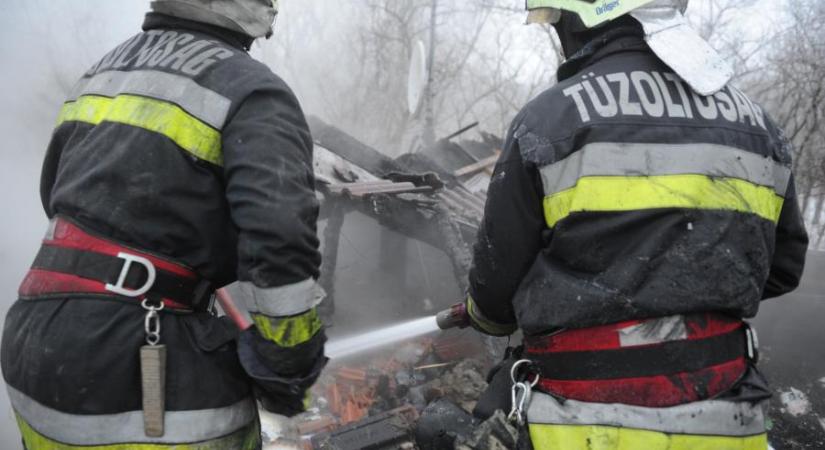 Halált okozott Szolnokon egy lakástűz, amelyben lomok lángoltak