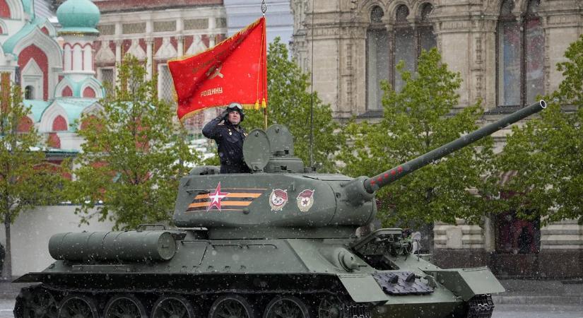 Több ezer katona, harci járművek és Putyin - így ünnepelték a Győzelem Napját Oroszországban