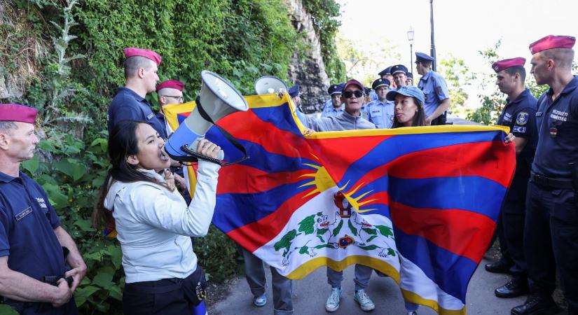 Egymásnak estek kínai és Tibet-párti aktivisták a Gellért-hegyen