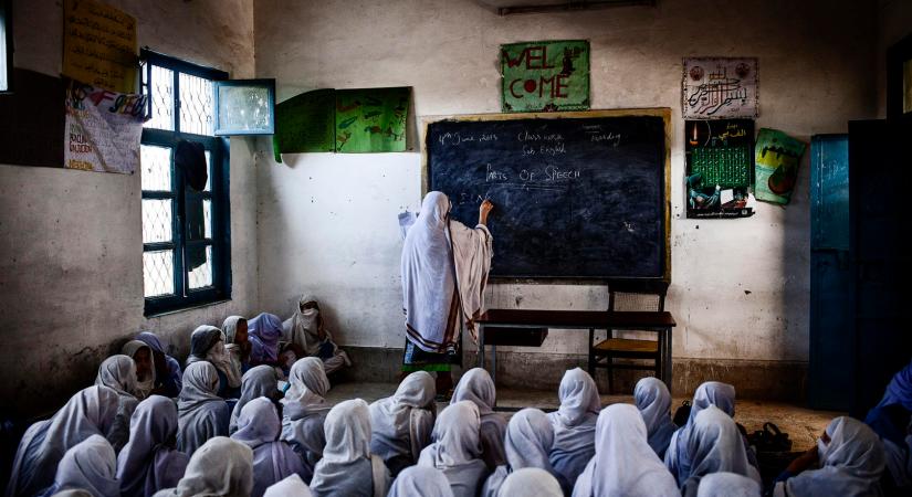 26 millió iskoláskorú kimarad az oktatásból – vészhelyzetet hirdettek ki Pakisztánban