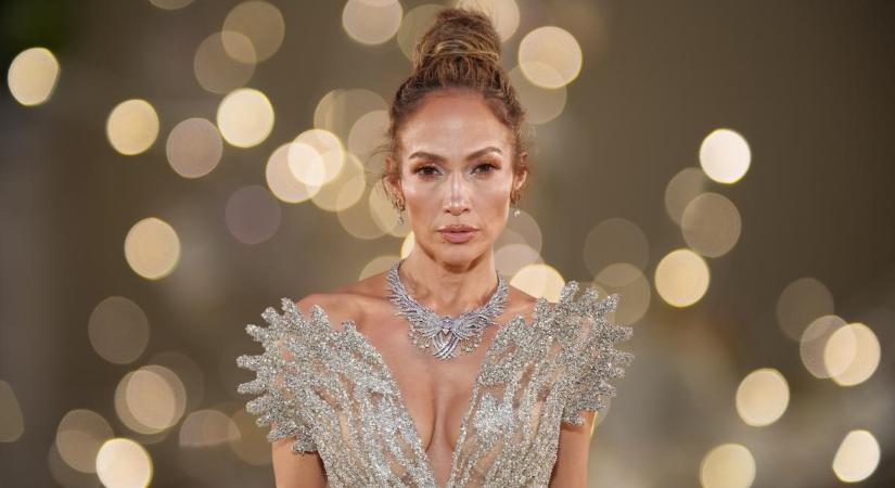 Jennifer Lopez divatba hozta a pillangó körmöket, és egyre több sztár hódol be ennek az éteri trendnek