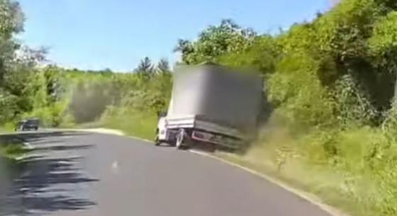 Hatalmasat mentett egy ponyvás kisteher sofőrje, amikor árokba sodródott – videó