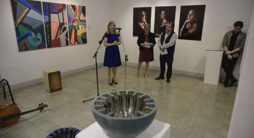 Diplomamunkákból nyílt sokszínű kiállítás a Rajz-művészettörténet Tanszéken – Galéria