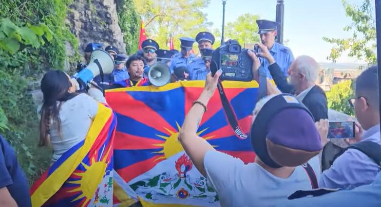 Balhé a Gellért-hegyen: kínai és Tibet-párti aktivisták akaszkodtak össze, a rendőrség is a helyszínre érkezett - videó