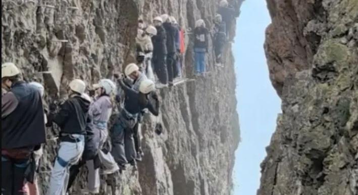 Turisták százai rekedtek több ezer méter magasan Kínában