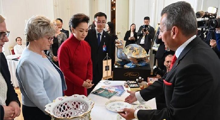 A kínai államfő házastársa a Budavári Palotában